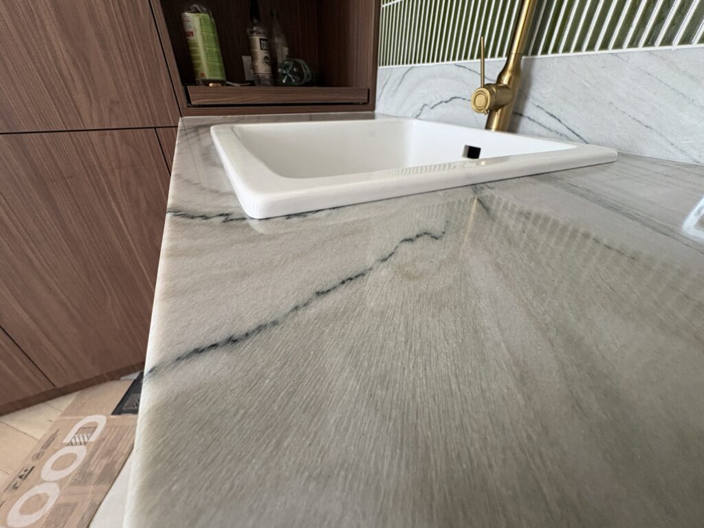 Macaubas Fantasy - blat kuchenny i cokół - widok przy zlewie