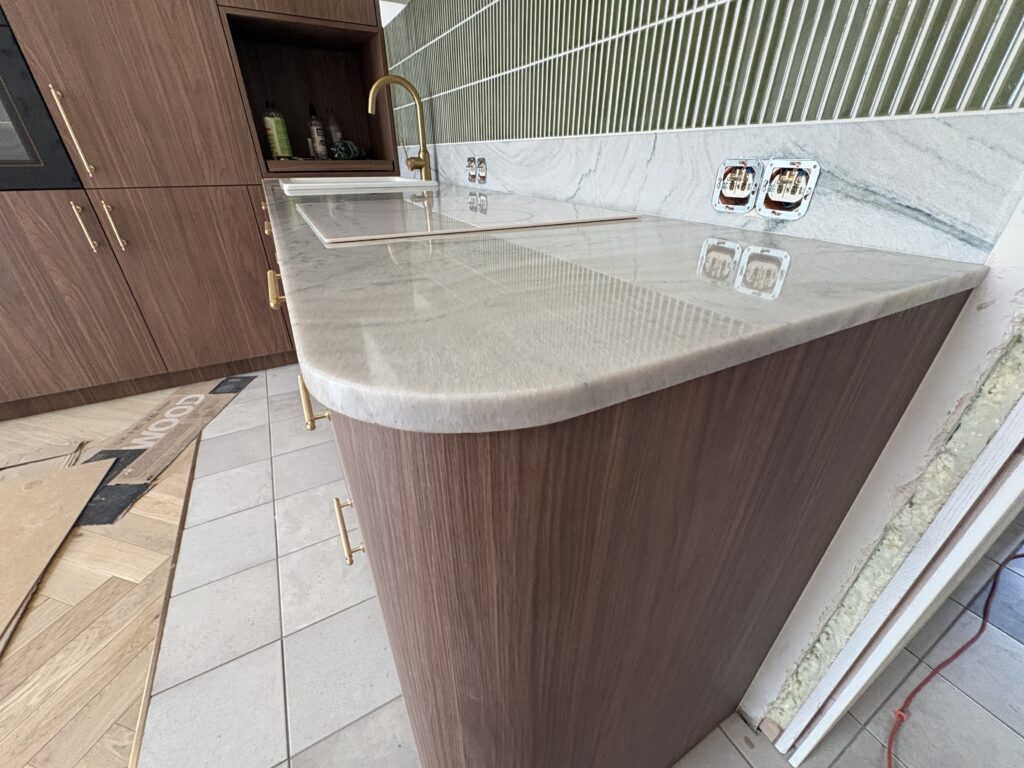 Macaubas Fantasy - blat kuchenny i cokół - widok z prawej strony przy łukowym wykończeniu blatu