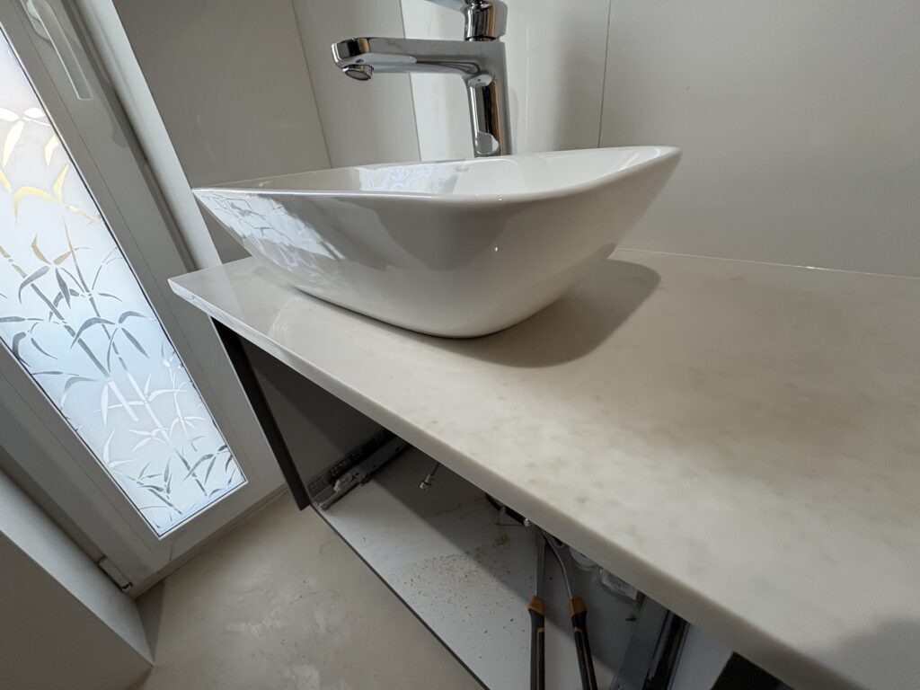 mały blat łazienkowy Taj Mahal - widok przy umywalce