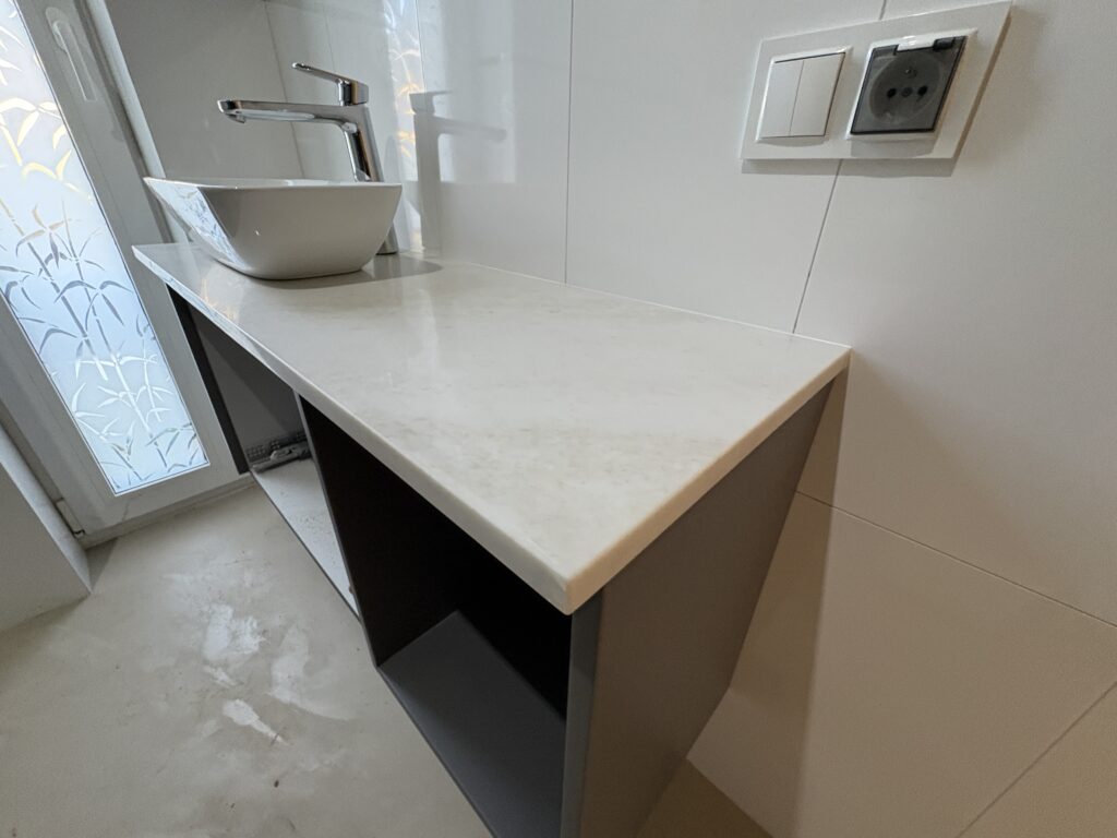 mały blat łazienkowy Taj Mahal - widok z prawej strony