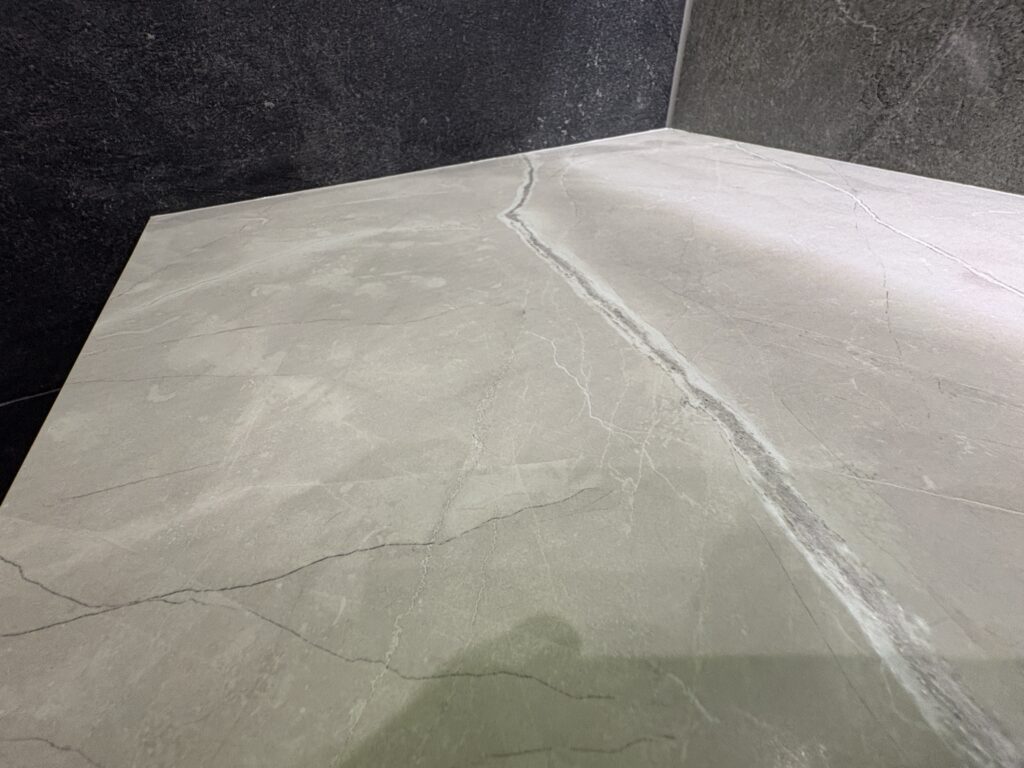 blat łazienkowy ze spieku z umywalką podwieszaną - widok na powierzchnię blatu z bliska