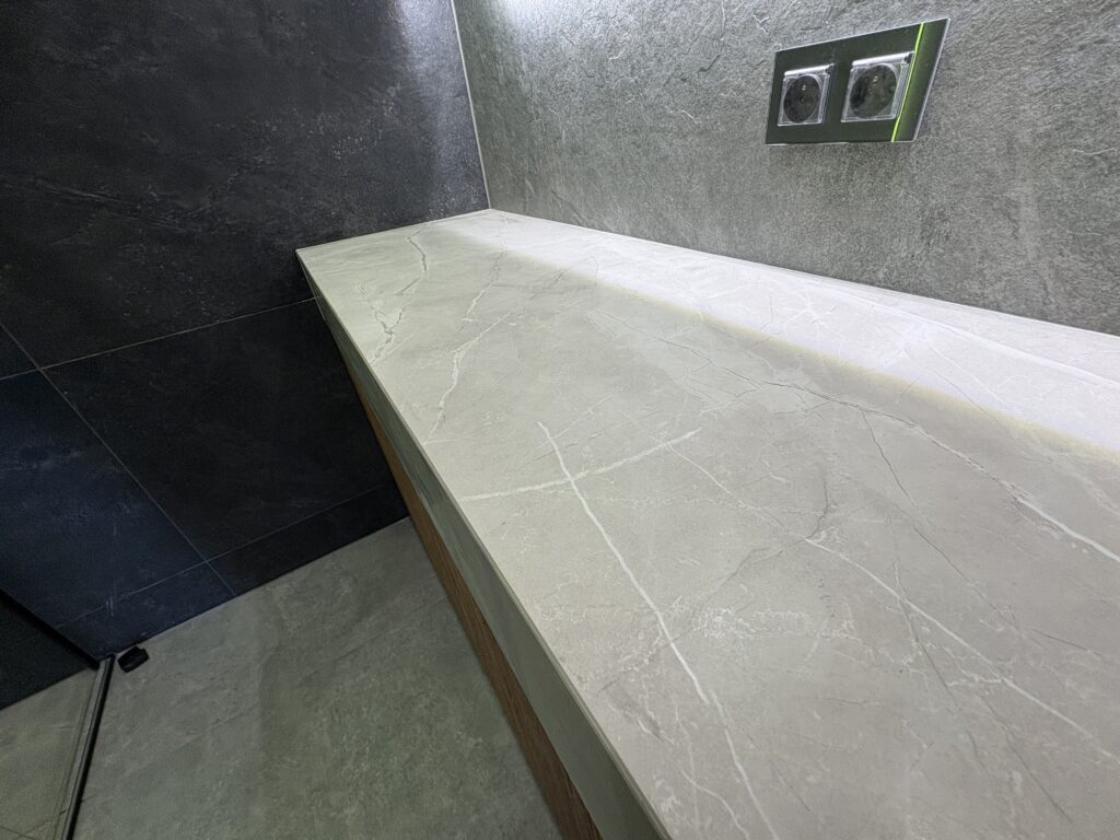 blat łazienkowy ze spieku z umywalką podwieszaną - widok na powierzchnię blatu z daleka