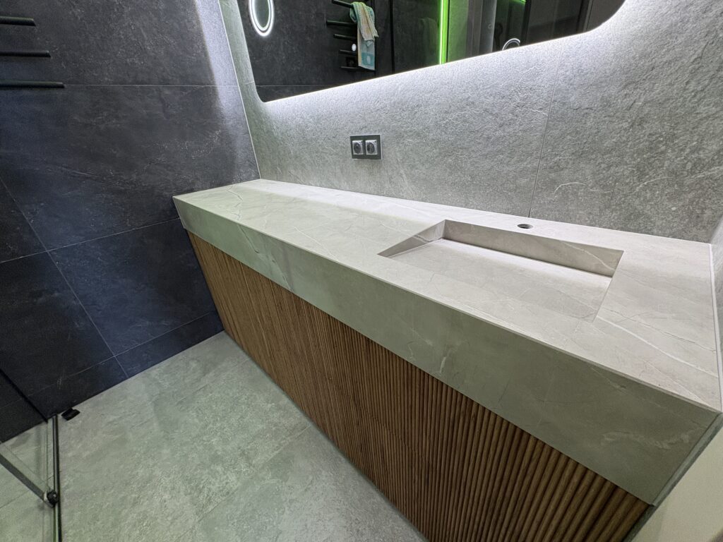 blat łazienkowy ze spieku z umywalką podwieszaną - widok na całość z prawej strony