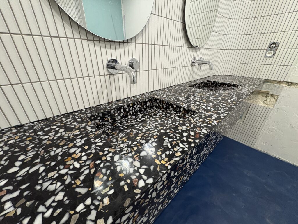 blat z lastryko w łazience ze zintegrowanymi umywalkami - widok na dwie umywalki z lewej strony