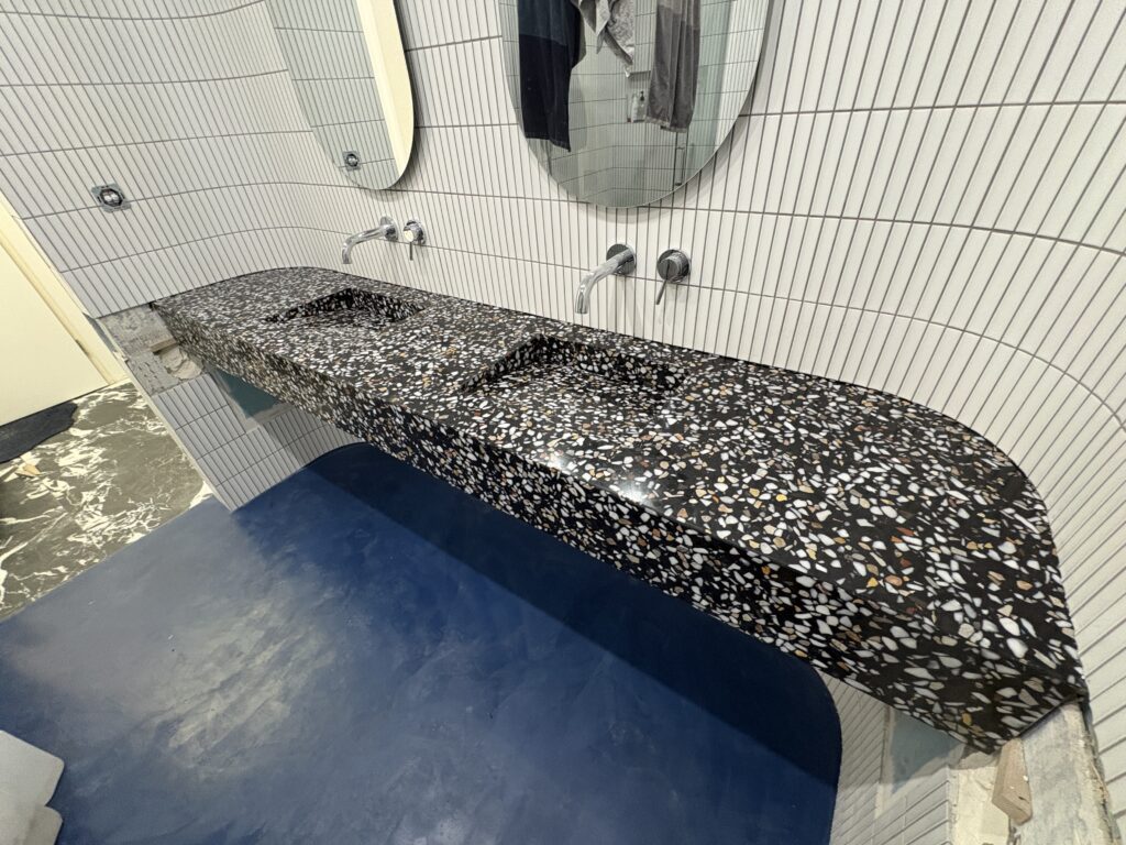 blat z lastryko w łazience ze zintegrowanymi umywalkami - widok z prawej strony z góry