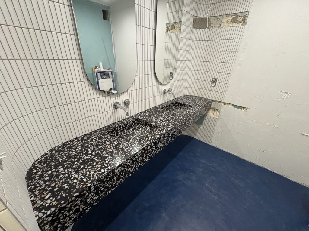 blat z lastryko w łazience ze zintegrowanymi umywalkami - widok z lewej strony z góry