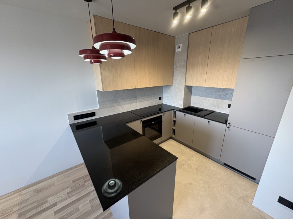 blaty z granitu Nero Assoluto - widok na całą kuchnię z góry