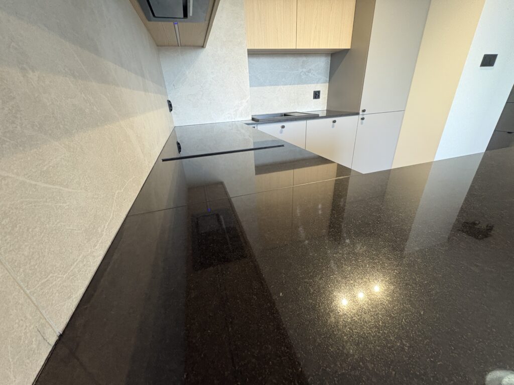 blaty z granitu Nero Assoluto - widok na wszystkie blaty z powierzchni blatu na wyspie