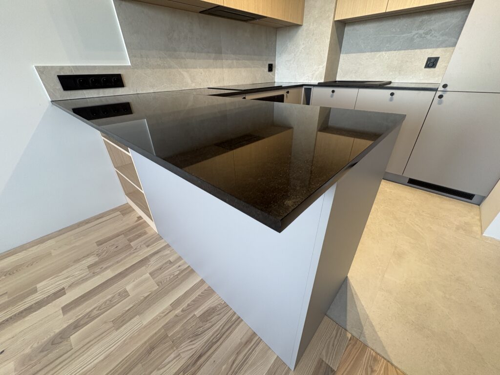 blaty z granitu Nero Assoluto - widok na blat na wyspie