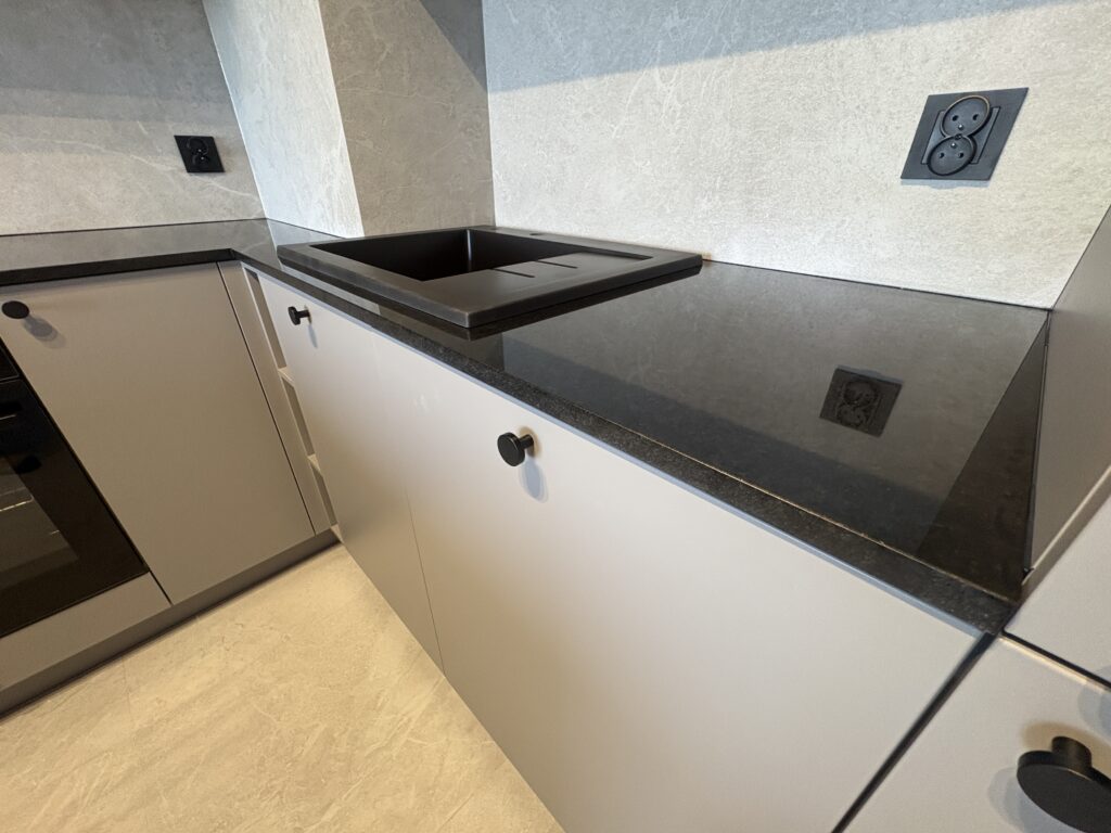 blaty z granitu Nero Assoluto - widok na blat ze zlewem nakładanym