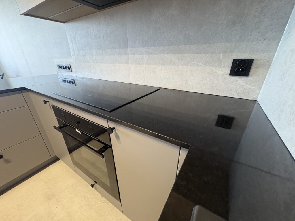 blaty z granitu Nero Assoluto - widok na blat z indukcją