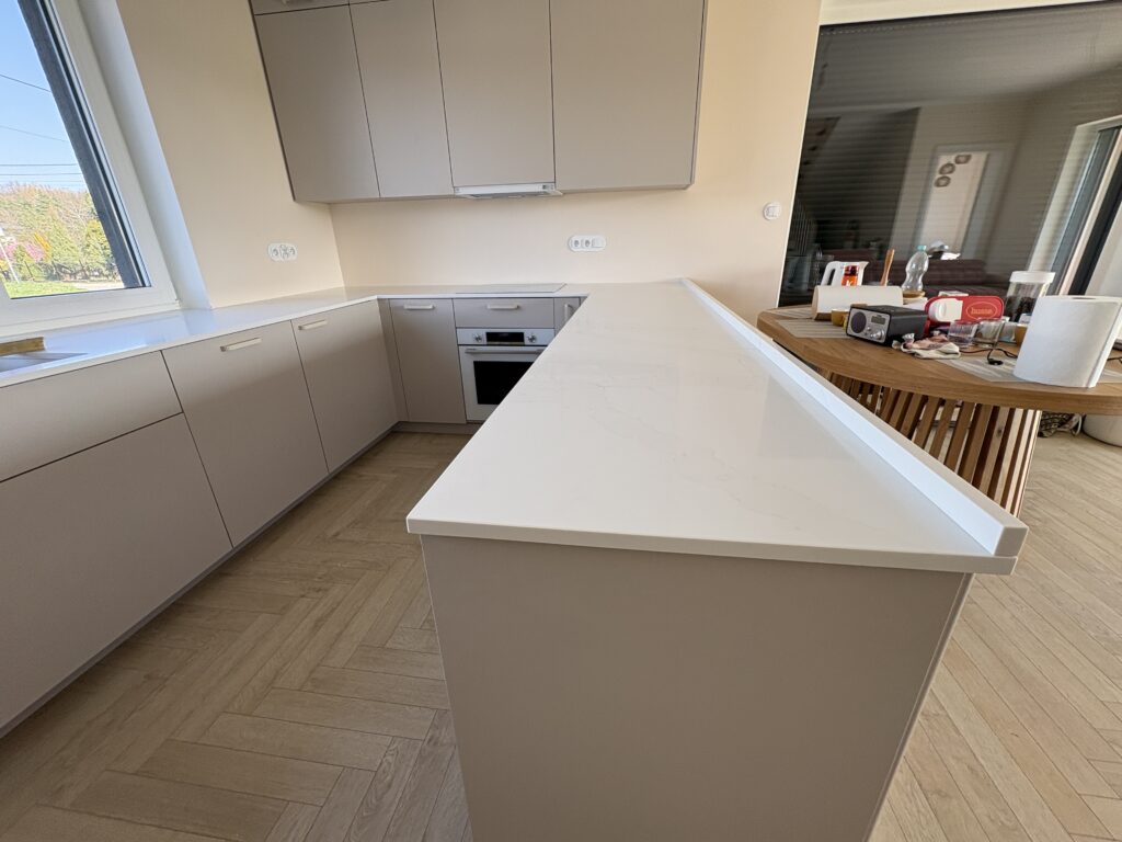 blaty kuchenne - konglomerat Calacatta Cannes Gold - widok na całość z bliska