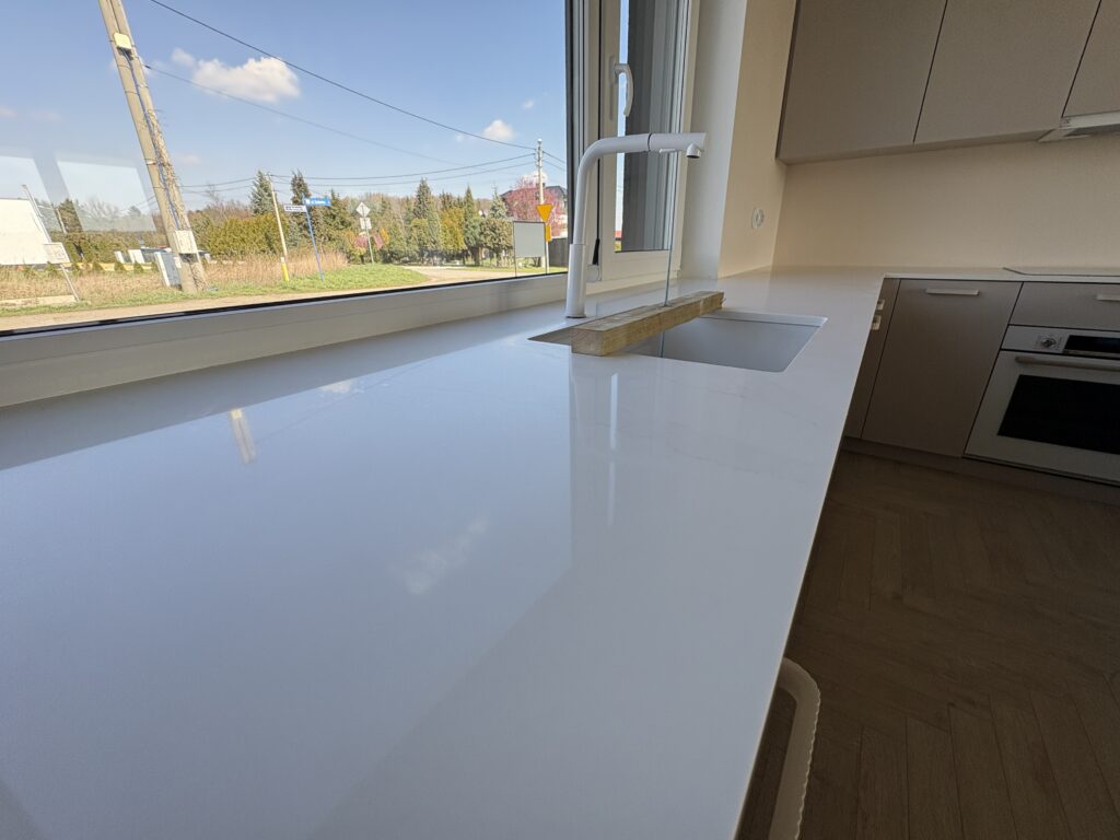 blaty kuchenne - konglomerat Calacatta Cannes Gold - widok na zlew podwieszany