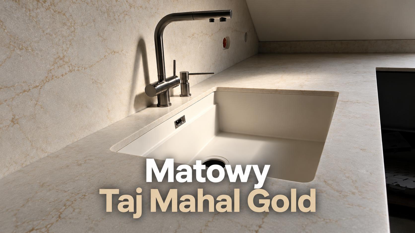 Kuchnia wykończona blatami, okładziną oraz cokołem z matowego konglomeratu Taj Mahal Gold