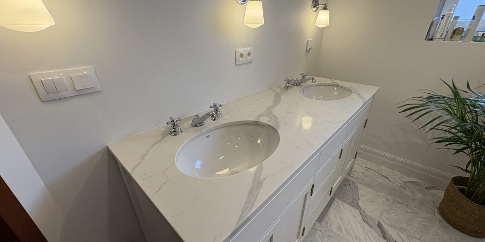 blat łazienkowy wykonany z konglomeratu kwarcowego z otworami na dwie umywalki podwieszane